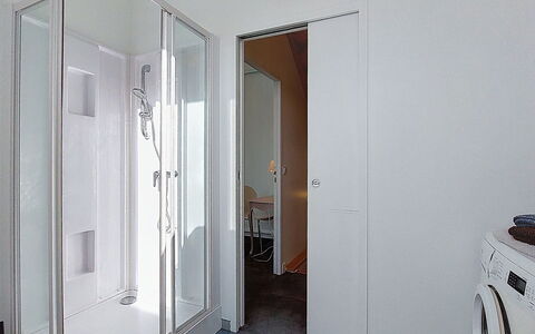 Ker Soizik: Pavimentazione, Pavimento, Idraulico Fixture, Bagno, Porta, Interior Design, Idraulico, Soffitto, Doccia Porta, Camera