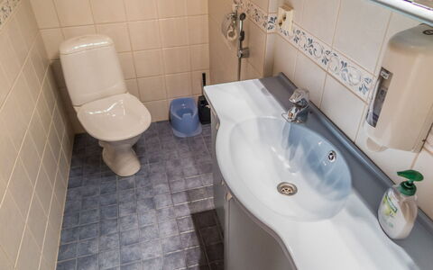 Tahkon Polar: Bagno, Lavandino Del Bagno, Idraulico Fixture, Lavello, Toilet Seat, Gabinetto, Pavimentazione, Rubinetto, Pavimento, Idraulico