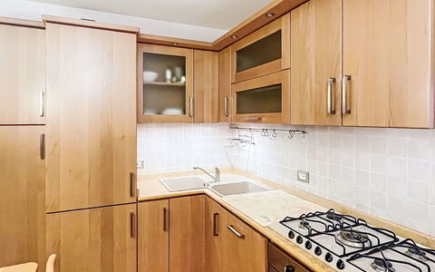 Raggio di Sole: Elettrodomestico Da Cucina, Cucina, Controsoffitto, Apparecchio Major, Cabinetry, Legna, Pavimentazione, Stufa, Interior Design, Cucina Stufa