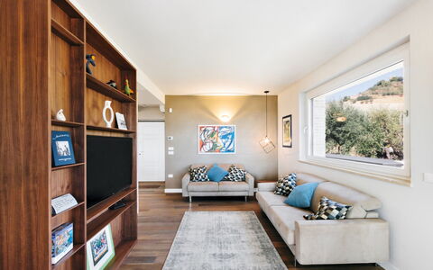 Villa Carciofa: Mobilia, Interior Design, Divano, Pavimentazione, Soggiorno, Parete, Televisione, Camera, Pavimento, Legna