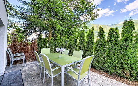 Apartment Anneliese: Arbusto, Giardino, Woody Impianto, Shade, Landscaping, Mobili Da Esterno, Cortile, Sedia, Tavolo Esterno