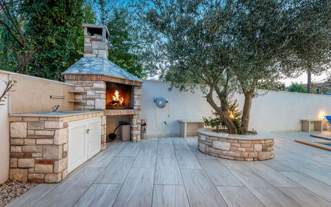 Villa Ricardo: Flagstone, Materiale Composito, Giardino, Shade, Piastrella, Mobili Da Esterno, Calcestruzzo, Terrazza, Landscaping, Backyard