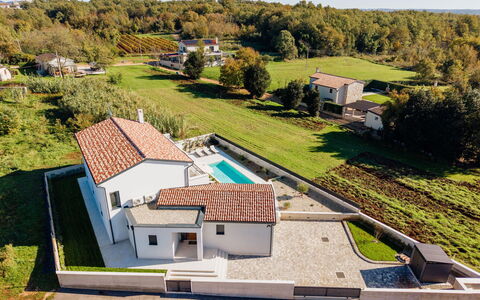 Nina: Piscina, Zona Residenziale, Architettura, Casa, Casa, Tetto, Materiale Composito, Estate, Villa, Sobborgo