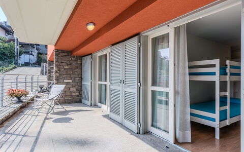 Sant'Anna: Pavimentazione, Interior Design, Pavimento, Soffitto, Appartamento, Color Legno, Balcone, Illuminazione Diurna, Hotel