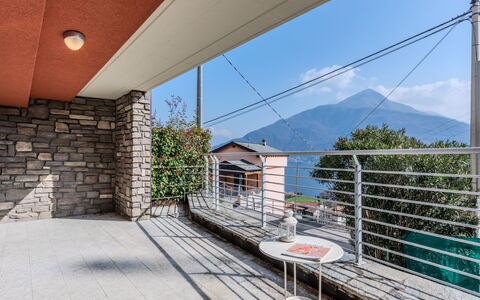 Sant'Anna: Corrimano, Balcone, Pendenza, Catena Montuosa, Le Scale, Illuminazione Diurna, Portico