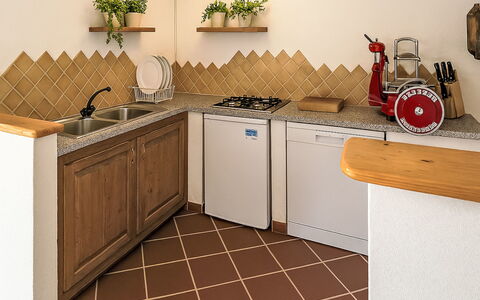 Tempio Pausania 2: Cucina, Legna, Controsoffitto, Elettrodomestico Da Cucina, Pavimentazione, Interior Design, Apparecchio Major, Pavimento, Mobilia, Cabinetry