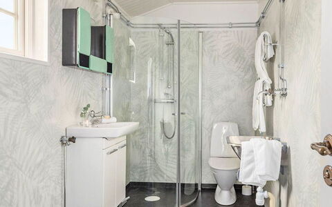 Orranäsgården: Idraulico Fixture, Bagno, Interior Design, Pavimento, Pavimentazione, Lavello, Idraulico, Gabinetto, Rubinetto, Lavandino Del Bagno