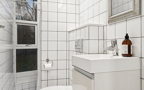 Ordan - 140M to the Fjord: Parete, Bagno, Idraulico Fixture, Pavimentazione, Interior Design, Pavimento, Gabinetto, Idraulico, Piastrella, Toilet Seat