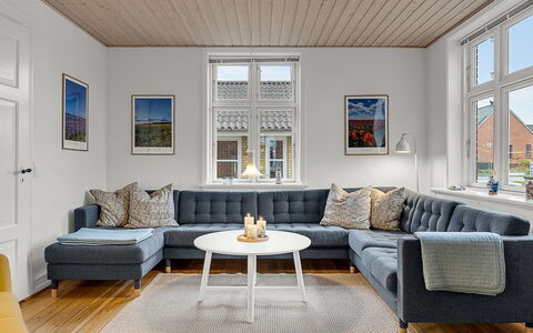 Hanni - 600M from the Sea: Mobilia, Interior Design, Casa, Pavimento, Pavimentazione, Soggiorno, Divano, Appartamento