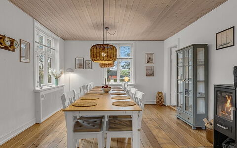 Hanni - 600M from the Sea: Mobilia, Interior Design, Pavimentazione, Pavimento, Pavimento In Legno, Sala Da Pranzo, Legna, Soffitto, Lampada, Tavolo