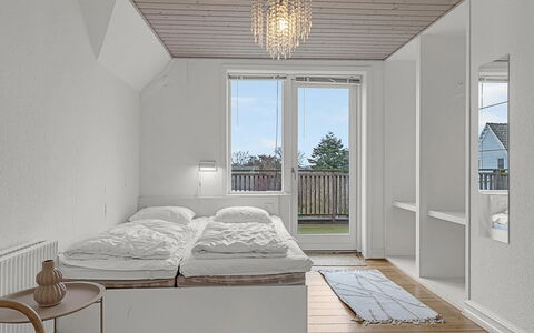 Hanni - 600M from the Sea: Pavimentazione, Interior Design, Pavimento, Parete, Legna, Soffitto, Camera Da Letto, Letto, Mobilia, Camera