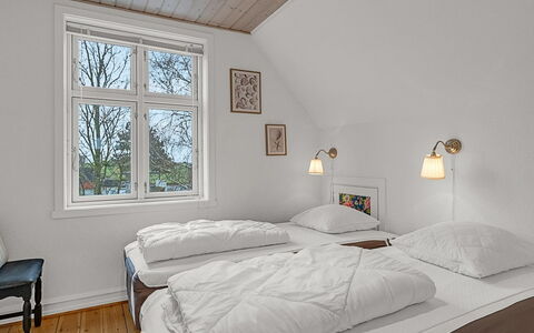 Hanni - 600M from the Sea: Letto, Camera Da Letto, Parete, Legna, Bedding, Lenzuolo, Interior Design, Casa, Soffitto, Casa