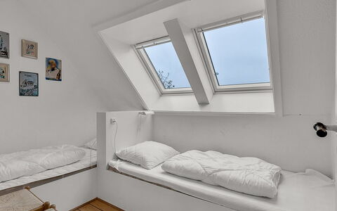 Hanni - 600M from the Sea: Legna, Camera Da Letto, Letto, Interior Design, Pavimento, Mobilia, Soffitto, Pavimentazione, Bedding, Attico