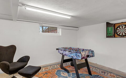 Hanni - 600M from the Sea: Mobilia, Pavimentazione, Pavimento, Interior Design, Illuminazione, Soffitto, Camera, Sedia, Lampada, Soggiorno