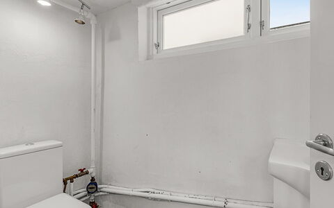 Hanni - 600M from the Sea: Idraulico Fixture, Pavimentazione, Pavimento, Bagno, Idraulico, Soffitto, Gabinetto, Camera, Rubinetto, Toilet Seat