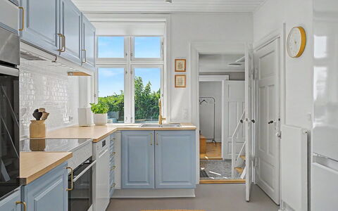 Hanni - 600M from the Sea: Pavimentazione, Cucina, Interior Design, Cabinetry, Legna, Controsoffitto, Elettrodomestico Da Cucina, Pavimento, Soffitto, Credenza