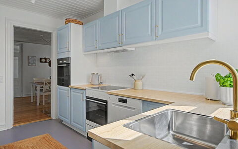 Hanni - 600M from the Sea: Cucina, Controsoffitto, Cabinetry, Elettrodomestico Da Cucina, Interior Design, Pavimentazione, Legna, Idraulico Fixture, Lavello, Apparecchio Major