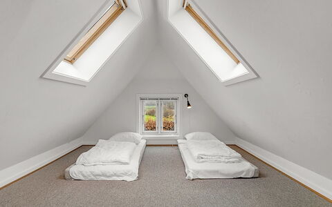 Hanni - 600M from the Sea: Legna, Soffitto, Pavimento, Interior Design, Pavimentazione, Attico, Camera, Camera Da Letto, Illuminazione Diurna, Letto