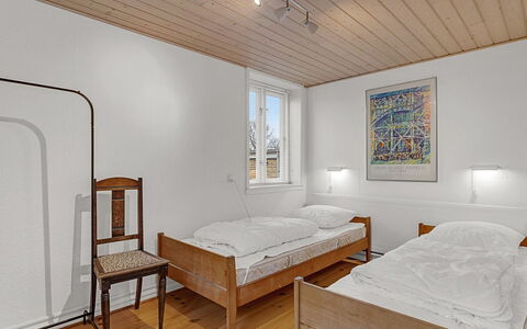 Hanni - 600M from the Sea: Parete, Pavimento, Pavimentazione, Legna, Interior Design, Soffitto, Camera Da Letto, Mobilia, Letto, Pavimento In Legno