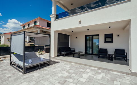 Villa Budimir: Materiale Composito, Shade, Calcestruzzo, Balcone, Mobili Da Esterno, Piastrella, Bicicletta, Passerella, Villa