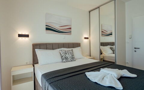 Villa Budimir: Interior Design, Mobilia, Camera Da Letto, Letto, Pavimento, Pavimentazione, Camera, Bedding, Cuscino, Lancia Cuscino
