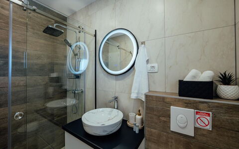 Villa Budimir: Bagno, Idraulico Fixture, Pavimentazione, Interior Design, Lavandino Del Bagno, Pavimento, Lavello, Rubinetto, Specchio, Gabinetto