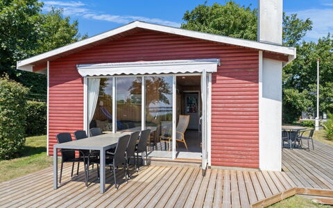 Rajna - 30M from the Sea: Mobilia, Legna, Interior Design, Pavimentazione, Pavimento, Sedia, Camera, Soffitto, Soggiorno, Appartamento