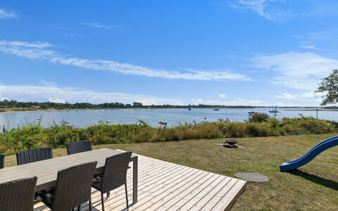 Rajna - 30M from the Sea: Mobilia, Legna, Interior Design, Pavimentazione, Pavimento, Sedia, Camera, Soffitto, Soggiorno, Appartamento