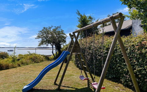 Rajna - 30M from the Sea: Mobilia, Legna, Interior Design, Pavimentazione, Pavimento, Sedia, Camera, Soffitto, Soggiorno, Appartamento