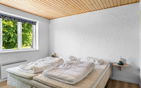 Ina - 210M from the Sea: Legna, Soffitto, Interior Design, Camera Da Letto, Pavimentazione, Letto, Pavimento, Bedding, Lenzuolo, Mobilia