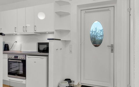 Babo - 250M from the Sea: Pavimentazione, Interior Design, Legna, Pavimento, Soffitto, Camera, Apparecchio Major, Appartamento, Controsoffitto, Cucina