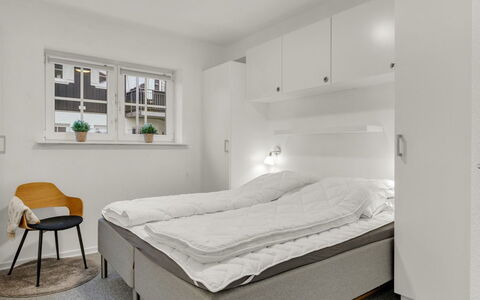 Babo - 250M from the Sea: Mobilia, Legna, Interior Design, Camera Da Letto, Pavimento, Letto, Pavimentazione, Soffitto, Appartamento, Camera