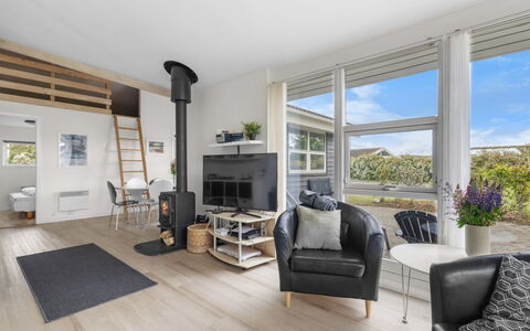 Moa - 350M from the Sea: Mobilia, Legna, Interior Design, Pavimentazione, Pavimento, Sedia, Camera, Soffitto, Soggiorno, Appartamento