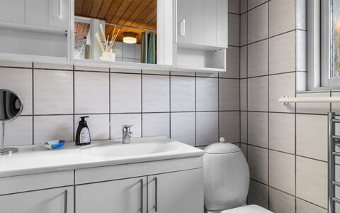 Nedelko - 20M from the Sea: Lavello, Idraulico Fixture, Parete, Lavandino Del Bagno, Pavimentazione, Interior Design, Bagno, Pavimento, Rubinetto, Mobiletto Del Bagno