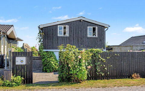 Nedelko - 20M from the Sea: Casa, Tetto, Zona Residenziale, Casa, Architettura, Lotto, Villetta, Raccordo, Giardino, Sobborgo