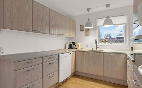 Solvejg - 280M from the Sea: Cabinetry, Controsoffitto, Pavimentazione, Cucina, Interior Design, Legna, Elettrodomestico Da Cucina, Mobilia, Pavimento, Credenza