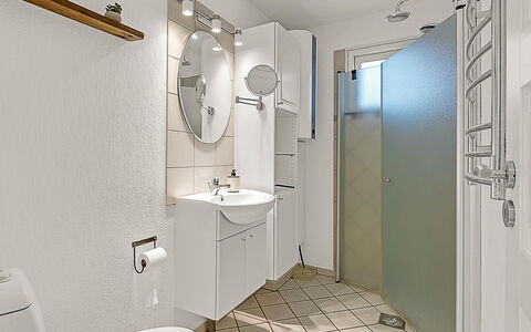 Solvejg - 280M from the Sea: Idraulico Fixture, Interior Design, Pavimentazione, Pavimento, Bagno, Lavello, Gabinetto, Lavandino Del Bagno, Idraulico, Toilet Seat