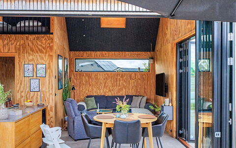 Greta - 125M from the Sea: Legna, Color Legno, Latifoglie, Sedia, Deck, Edifici Giardino, Pianta Della Casa, Plank, Cucina & Sala Da Pranzo Tavolo, Log Cabin
