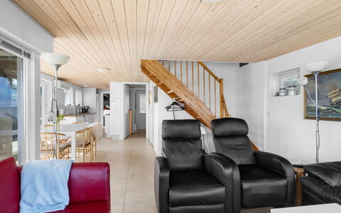 Yngvy - 10M from the Sea: Mobilia, Pavimentazione, Interior Design, Pavimento, Legna, Soffitto, Camera, Divano, Pavimento In Legno, Soggiorno
