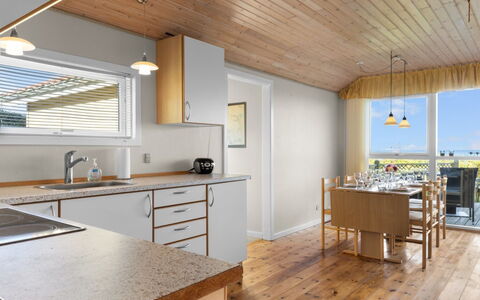 Astrath - 10M from the Sea: Cucina, Pavimentazione, Interior Design, Controsoffitto, Mobilia, Pavimento, Legna, Soffitto, Lampada, Cabinetry