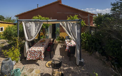 La Torre sul Ponte, Seaview, Garden: Mobilia, Sedia, Tavolo, Mobili Da Esterno, Shade, Backyard, Vaso Di Fiori, Tavolo Esterno, Giardino, Terrazza