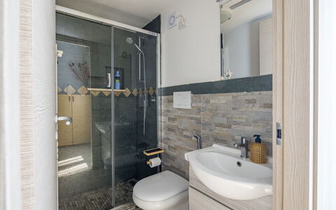 La Torre sul Ponte, Seaview, Garden: Idraulico Fixture, Bagno, Lavandino Del Bagno, Pavimentazione, Lavello, Pavimento, Interior Design, Rubinetto, Specchio, Gabinetto
