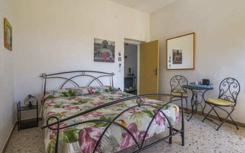 La Torre sul Ponte, Seaview, Garden: Mobilia, Camera Da Letto, Letto, Pavimento, Lenzuolo, Bedding, Telaio Del Letto, Camera, Biancheria, Appartamento