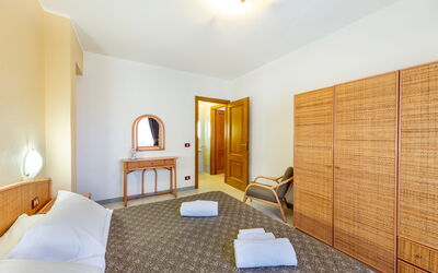 Bilo 4: Interior Design, Pavimento, Pavimentazione, Soffitto, Camera, Letto, Camera Da Letto, Telaio Del Letto, Lenzuolo, Appartamento