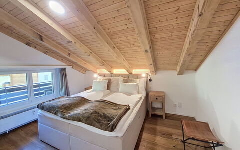 Chez Gredia: Soffitto, Interior Design, Camera, Latifoglie, Camera Da Letto, Color Legno, Pavimento In Legno, Attico, Letto, Telaio Del Letto