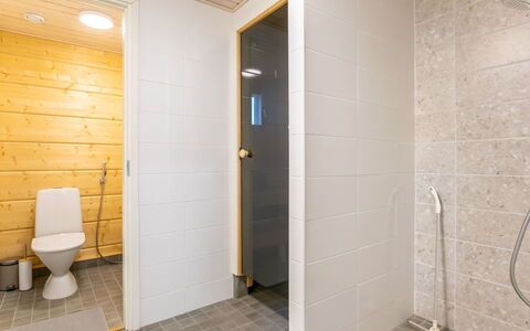 Joutsenranta: Pavimentazione, Pavimento, Legna, Idraulico Fixture, Bagno, Gabinetto, Interior Design, Toilet Seat, Idraulico, Camera