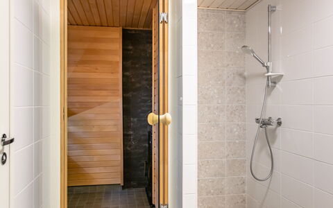 Joutsenranta: Pavimentazione, Parete, Pavimento, Legna, Idraulico Fixture, Materiale Composito, Idraulico, Piastrella, Color Legno, Bagno