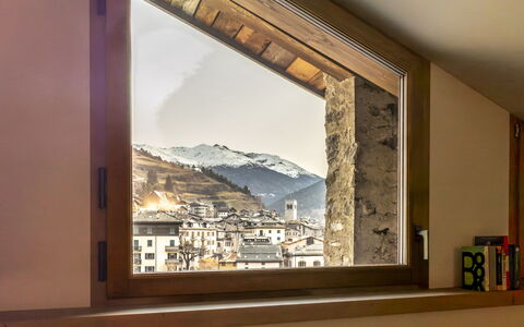 Planta Apartment: Legna, Marrone, Catena Montuosa, Color Legno, Valle, Latifoglie, Illuminazione Diurna, Paesino Di Montagna, Balcone