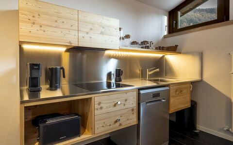 Planta Apartment: Cucina, Controsoffitto, Interior Design, Mobilia, Legna, Cabinetry, Elettrodomestico Da Cucina, Pavimentazione, Soffitto, Lavello