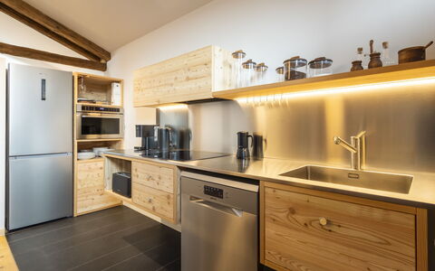 Planta Apartment: Cucina, Controsoffitto, Legna, Interior Design, Pavimentazione, Mobilia, Cabinetry, Elettrodomestico Da Cucina, Soffitto, Elettrodomestico